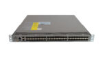 Przedni panel switcha Cisco z rzędem 48 portów SFP+ i uszami montażowymi po bokach obudowy.