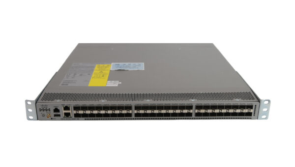 Przedni panel switcha Cisco z rzędem 48 portów SFP+ i uszami montażowymi po bokach obudowy.