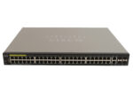 Przedni panel switcha Cisco z dwoma rzędami portów RJ45 oraz czterema slotami SFP po prawej stronie.