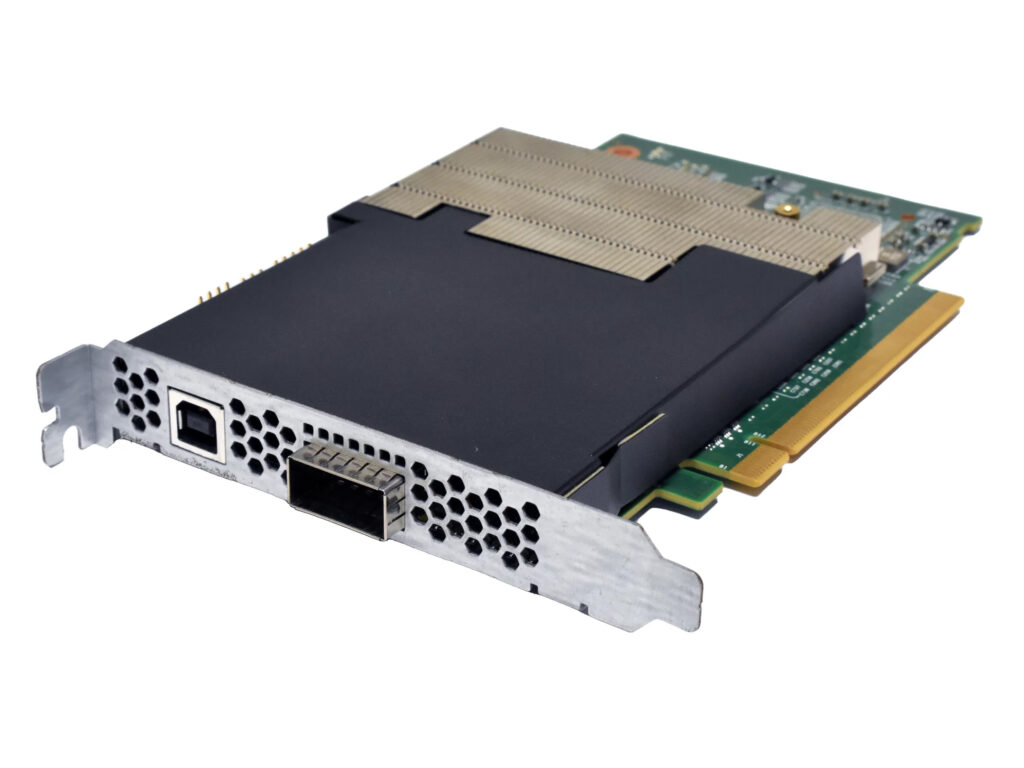 Karta akceleracyjna FPGA na złączu PCIe z czarną osłoną chłodzącą i portem QSFP na wsporniku montażowym.