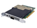 Karta akceleracyjna FPGA na złączu PCIe z czarną osłoną chłodzącą i portem QSFP na wsporniku montażowym.