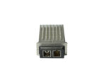 Moduł transceivera Cisco X2 z metalową obudową w kratkę i złączem duplex LC z przodu, widok pod kątem.
