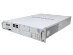 Firewall Sophos SG 550 pod kątem z przodu, widoczne porty RJ45, sloty modułów i uszy montażowe do szafy rack.