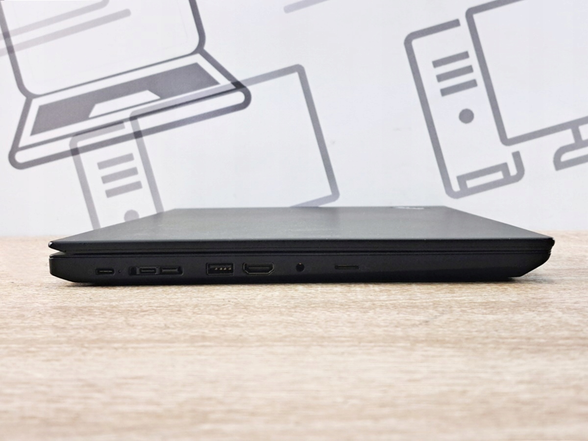 Lenovo ThinkPad T590 zamknięty, widok lewego boku z portami USB-C, USB-A, HDMI i czytnikiem kart