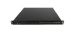 Przód switcha Brocade ICX6610-24F pod skosem, widoczne liczne porty SFP oraz uszy montażowe na czarnej obudowie 1U.