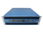 Przód niebieskiego firewalla Palo Alto PA-5250 z licznymi portami SFP+ i QSFP28 oraz uszami montażowymi do szafy rack.