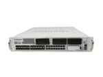 Przód firewalla Fortinet FortiGate 1240B z rzędami portów SFP i RJ45 oraz uszami montażowymi do szafy rack.