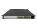 Przedni panel switcha Cisco z 24 portami RJ45, dwoma slotami X2 po prawej i uszami montażowymi.