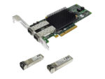 Karta sieciowa PCIe z dużym radiatorem i dwoma portami SFP, poniżej dwa oddzielne moduły GBIC.
