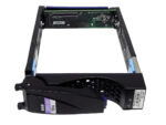 Ramka HDD 3.5 EMC z widoczną płytką interposera SAS na górze i niebieską końcówką zatrzasku z przodu.