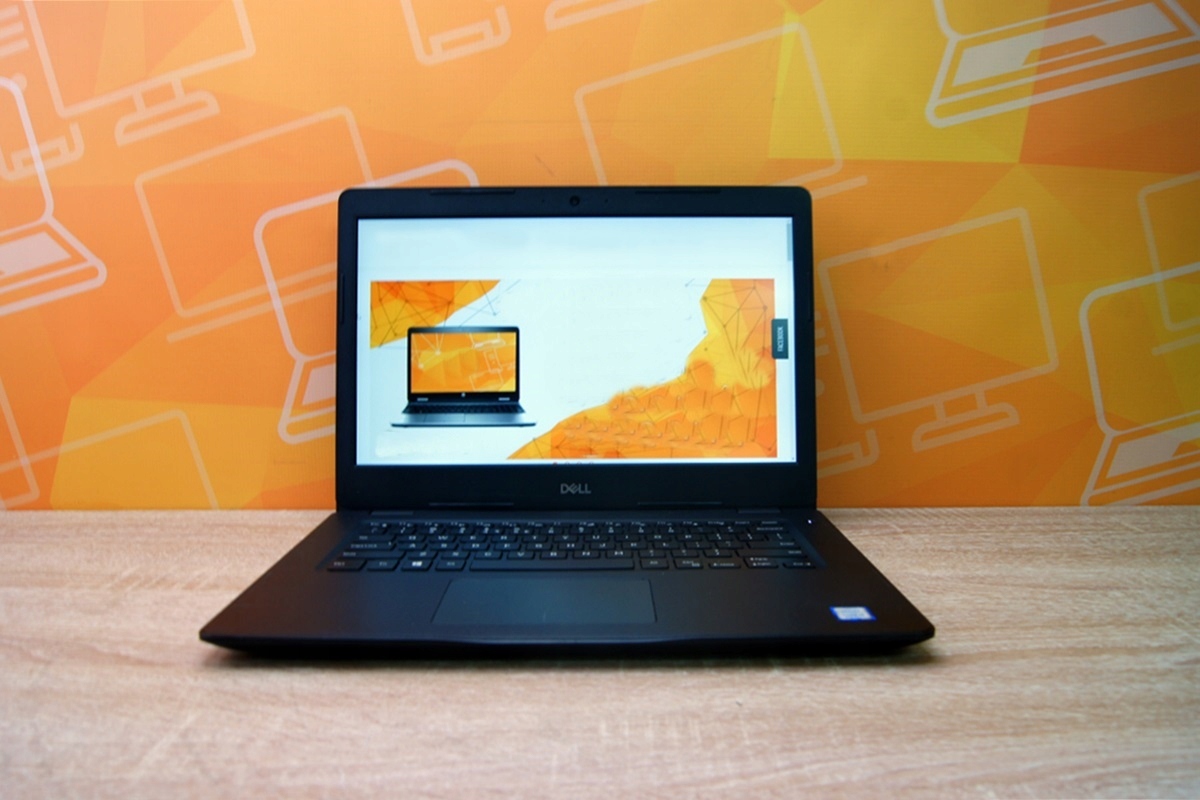 Otwarty laptop Dell Latitude ustawiony pod niewielkim kątem, na ekranie grafika systemowa, obudowa czarna z widocznym logo Dell.