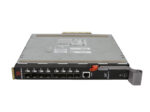 Moduł switcha Brocade M5424 z ośmioma portami SFP+, portem RJ45 i czerwonym uchwytem wysuwającym na krawędzi.