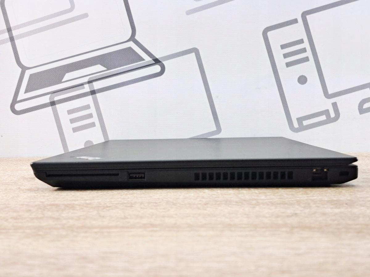 Prawy bok zamkniętego laptopa Lenovo ThinkPad, widoczny port USB, otwory wentylacyjne i gniazdo zasilania.