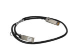 Kabel SFP+ do SFP+ z metalowymi wtyczkami po obu końcach, czarny przewód zwinięty w pętlę na białym tle.