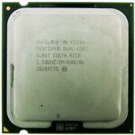Procesor Intel Pentium Dual-Core E5200 od góry, widoczne złote punkty kontaktowe i etykieta z oznaczeniami na zielonej płytce.