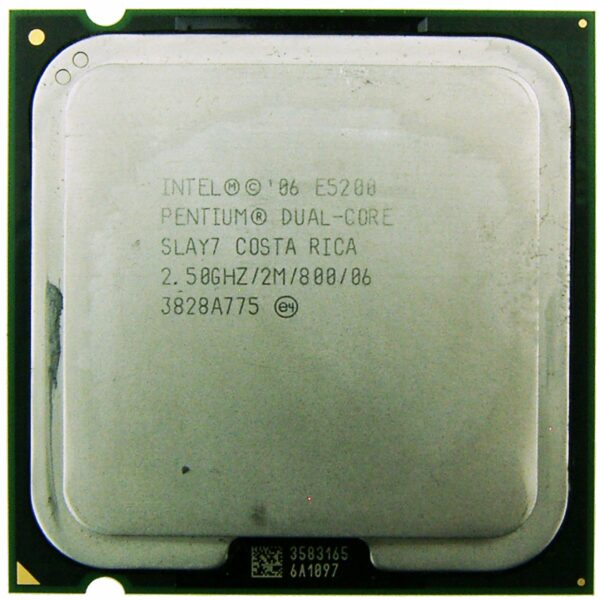 Procesor Intel Pentium Dual-Core E5200 od góry, widoczne złote punkty kontaktowe i etykieta z oznaczeniami na zielonej płytce.