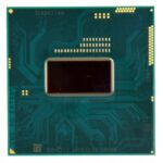 Procesor Intel Core i5-4200M widoczny z góry, zielona płytka ze złotymi pinami i centralnym rdzeniem krzemowym.