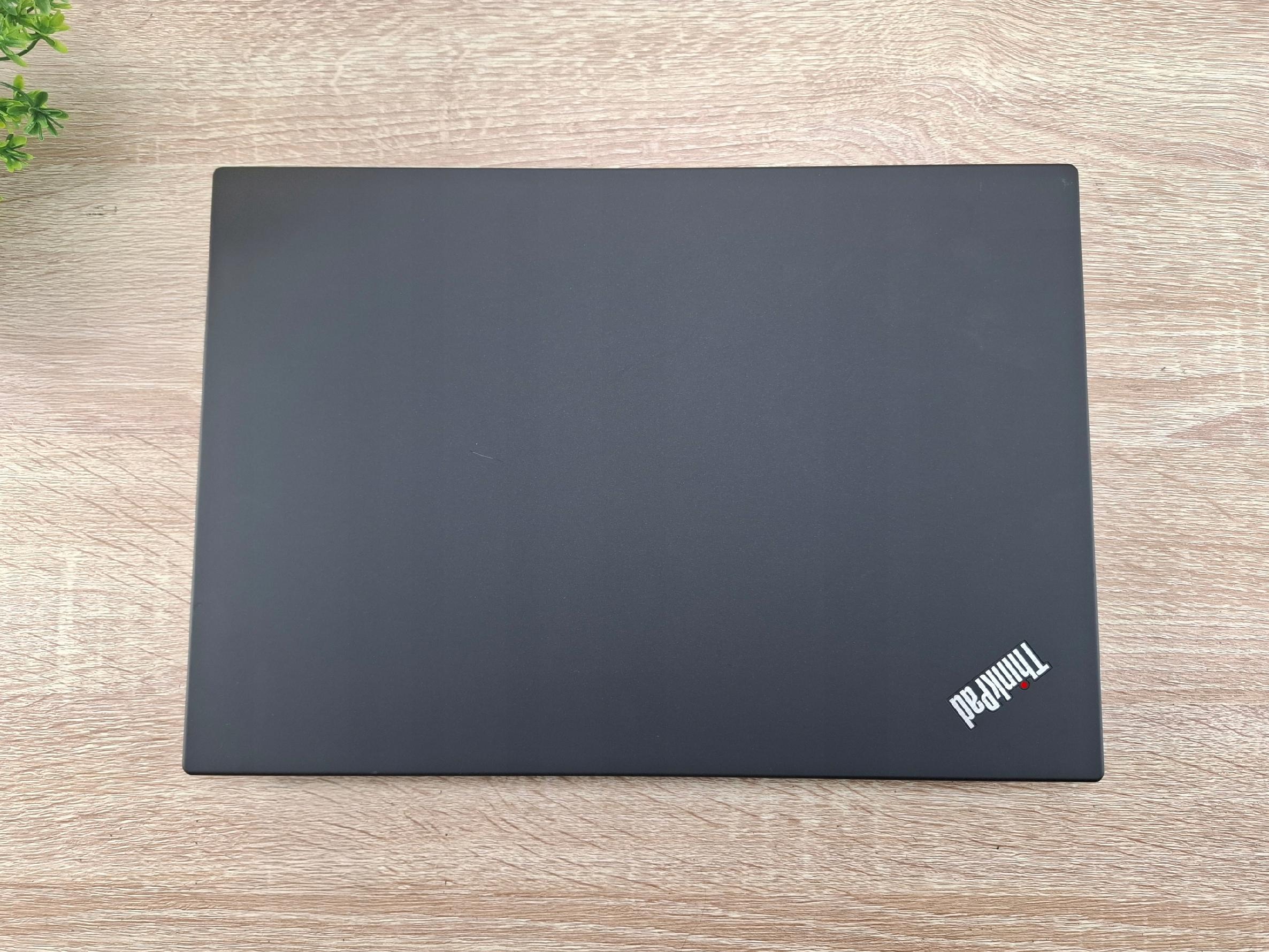 Zamknięta klapa laptopa Lenovo ThinkPad T14 z logo ThinkPad w rogu, widok z góry na matową czarną obudowę.