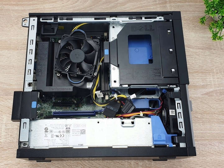 Wnętrze komputera Dell 9020 SFF z otwartą boczną pokrywą, widoczny wentylator chłodzenia, kable i wnęka na dysk.