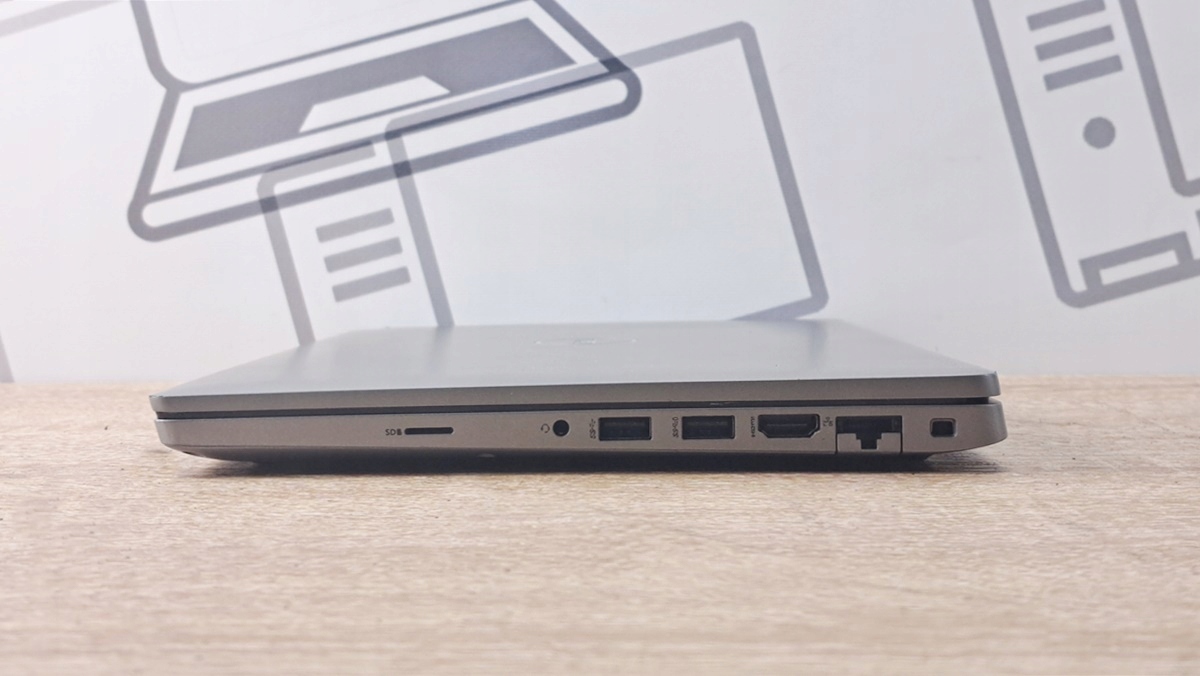 Laptop Dell Latitude zamknięty, widok boku z portem zasilania, USB-A, HDMI i blokadą Kensingtona.