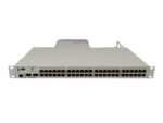 Switch Alcatel-Lucent 6850-48X pod kątem z przodu, widoczne rzędy 48 portów RJ45 i uszy montażowe do szafy rack