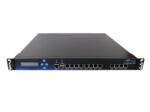 Przód urządzenia rack Barracuda z wyświetlaczem LCD, przyciskami nawigacji i wieloma portami RJ45 oraz SFP.