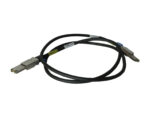 Czarny kabel SAS z metalowymi wtyczkami po obu końcach, zwinięty w łuk, z żółtą i niebieską naklejką opisową.