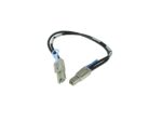 Krótki kabel Mini SAS z metalowymi wtyczkami na obu końcach, jedna owinięta niebieską etykietą, ułożony w łuk.