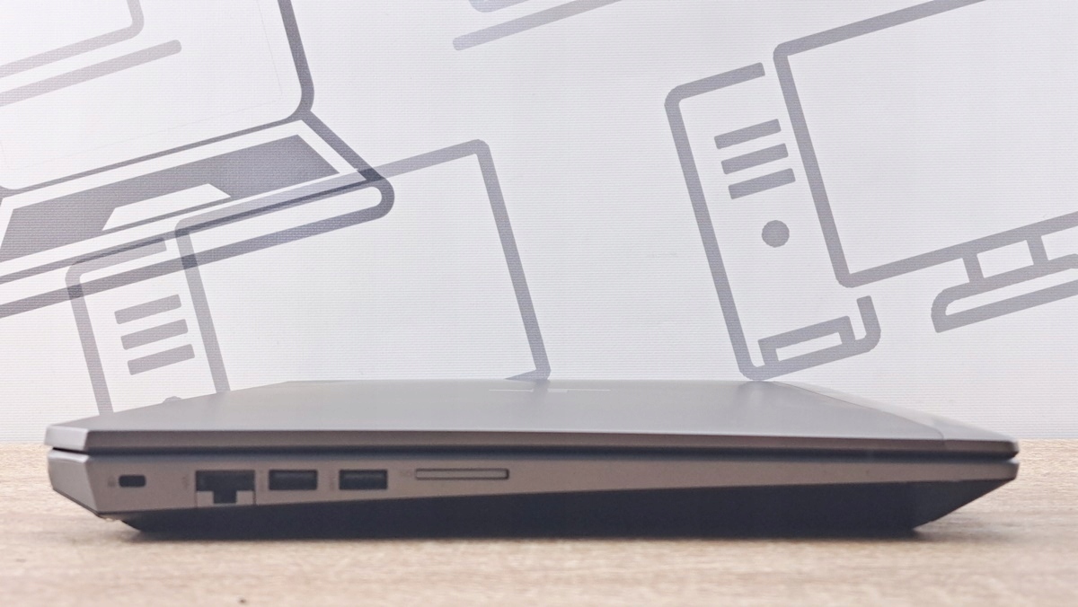 Zamknięty laptop HP ZBook 15 G6 z boku, widoczne złącze zasilania, port sieciowy, USB i czytnik kart pamięci.