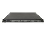 Przedni panel switcha ZyXEL z 24 portami RJ45 i czterema portami combo SFP, widoczne uszy montażowe do szafy rack.