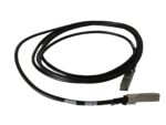 Zwinięty czarny kabel SAS ze złączami QSFP na obu końcach i naklejką z opisem na jednym z nich.