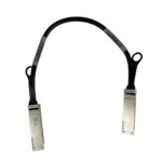 Krótki kabel SAS z metalowymi złączami QSFP na obu końcach, ułożony w kształcie łuku na białym tle.