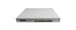 Przedni panel firewalla Sophos UTM 320 z wyświetlaczem LCD i ośmioma portami RJ45 w rack obudowie.