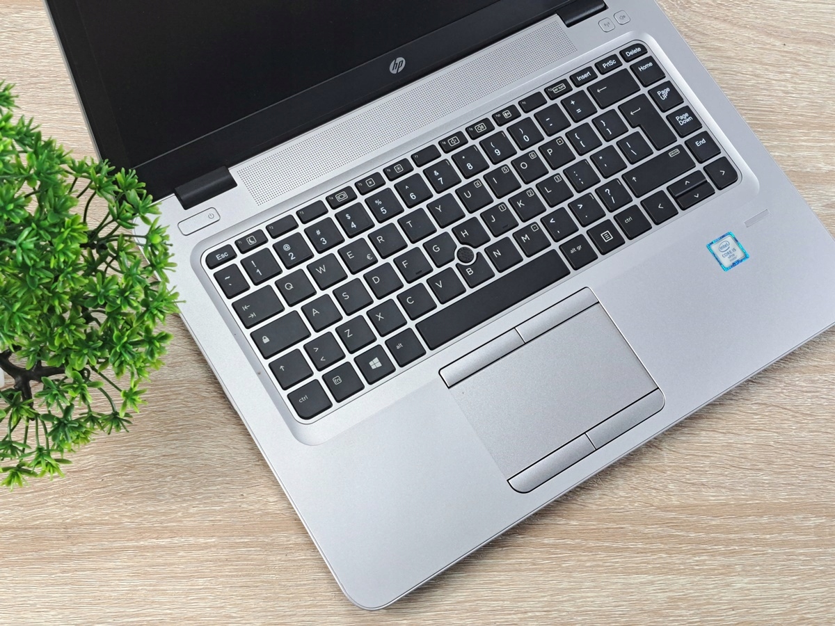 Laptop HP EliteBook 840 G3 otwarty, widok z góry na klawiaturę, gładzik i czytnik linii papilarnych