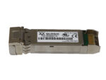 Metalowy moduł SFP+ Qlogic z widocznym gniazdem duplex LC i naklejką z opisem specyfikacji na obudowie.