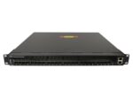 Przedni panel switcha IBM z rzędem 24 slotów SFP+ i uszami montażowymi do szafy rack.