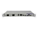 Przód switcha ADVA z uszami montażowymi do szafy rack, dwoma modułami zasilania i portami RJ45/SFP.