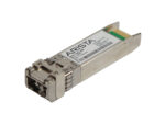 Wkładka SFP+ Arista z metalową obudową i czarną osłoną portu optycznego, widoczna z boku pod kątem.