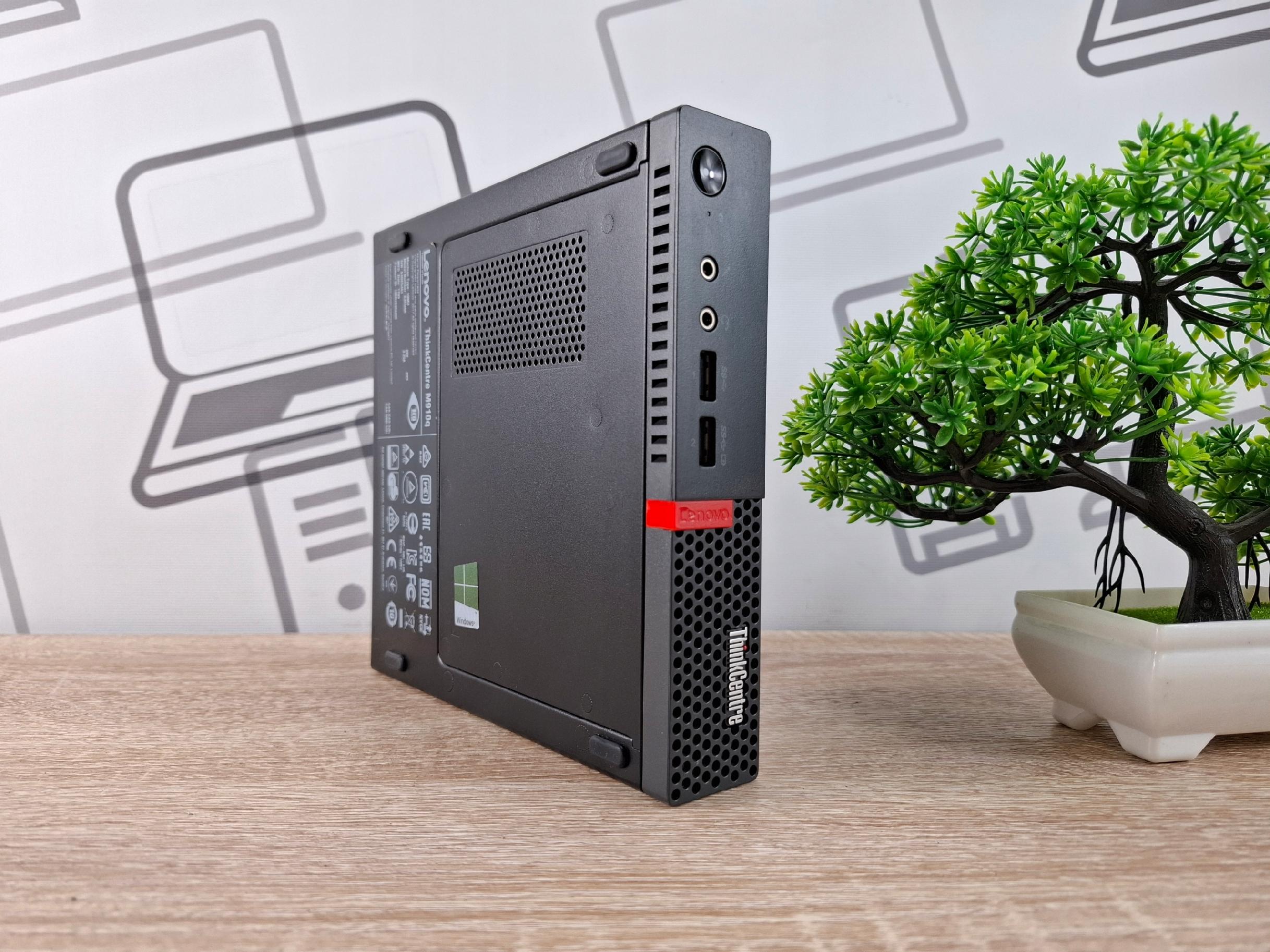 Komputer Lenovo ThinkCentre M910Q typu mini PC, widok z boku na porty przednie i czerwony przycisk zasilania.