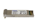 Moduł transceiver Finisar XFP w metalowej obudowie z widoczną etykietą z opisem parametrów i złotymi pinami złącza.