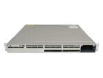 Przód switcha Cisco Catalyst 3850 z widocznymi slotami SFP i uszami montażowymi, obudowa lekko zarysowana.