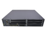 Przód urządzenia Juniper SRX550 pod kątem z widocznymi portami RJ45, slotami SFP i modułami rozszerzeń w obudowie rack.