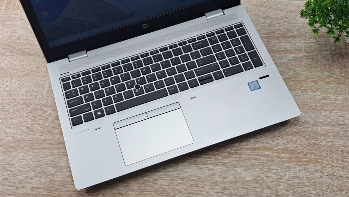Laptop HP ProBook 650 G4 z góry, widoczna klawiatura, gładzik i czytnik linii papilarnych, obudowa w dobrym stanie.