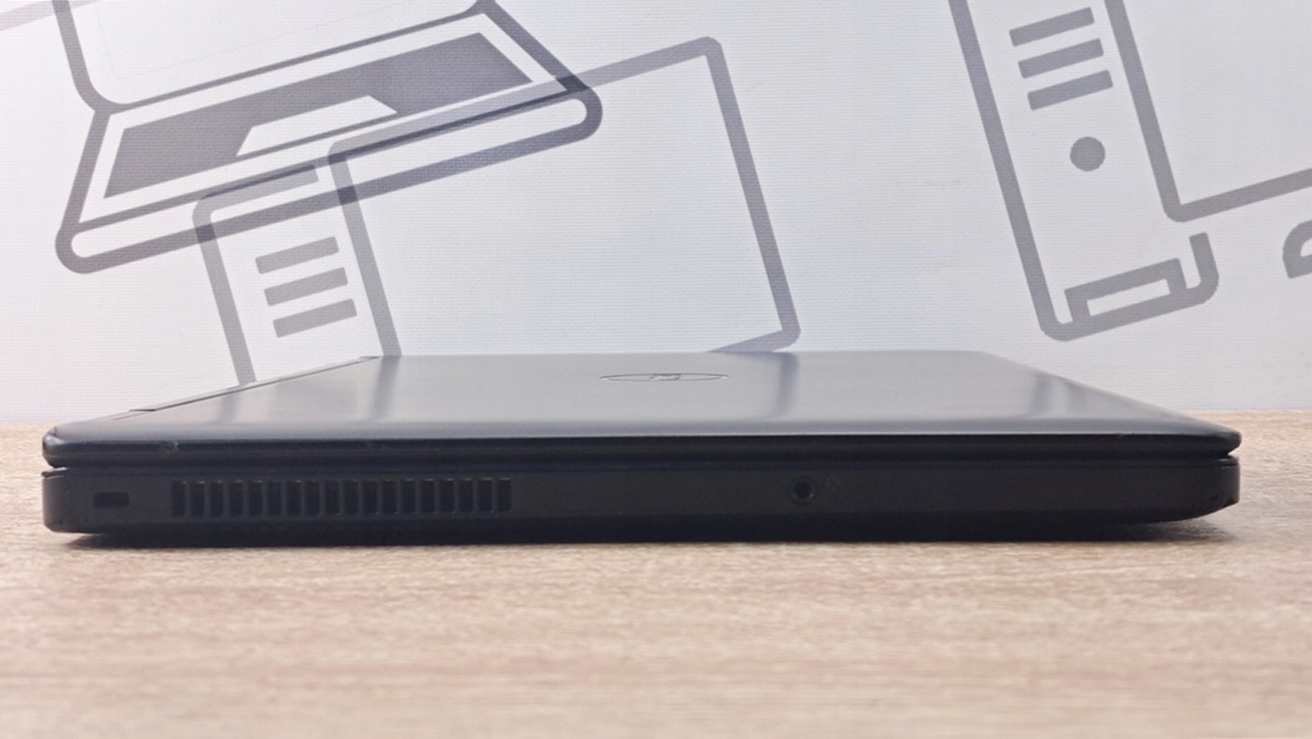 Zamknięty laptop Dell Latitude E5550 widziany z boku, widoczna kratka wentylacyjna i port zasilania.