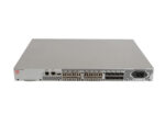 Przedni panel switcha Brocade 300 z rzędem portów SFP i dwoma diodami, obudowa w stanie ogólnie dobrym.
