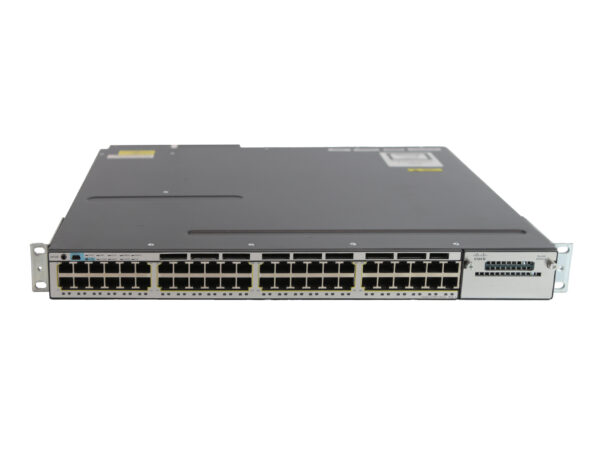 Przód switcha Cisco z 48 portami RJ45 w czterech rzędach oraz uszami montażowymi po bokach obudowy.