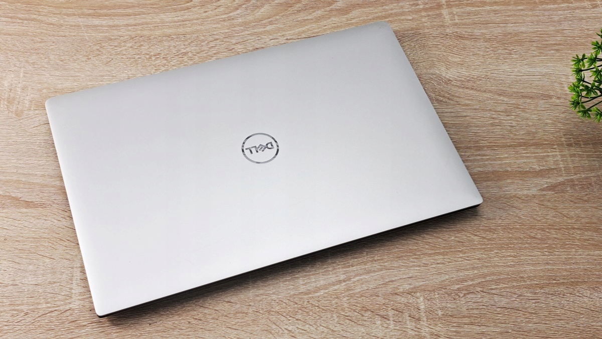 Zamknięty laptop Dell Precision 5530 w srebrnej obudowie z logo Dell na pokrywie, widok pod kątem na blacie.