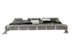 Moduł Brocade FC16-48 z boku, widoczne 48 gniazd SFP+ w rzędach oraz płyta elektroniczna od góry.