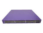 Przedni panel fioletowego switcha Extreme Networks z dwoma rzędami portów RJ45 i portami combo SFP po prawej stronie.