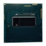 Procesor Intel Core i7 do laptopa, widok od spodu ze złotymi pinami i naklejką z oznaczeniem SR15J.